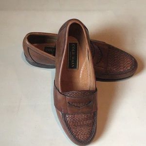 COLE HAAN LEATHER LOAFERS SIZE 8 **HOST PICK**